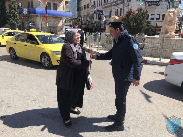 الشرطة توزع الورود على المرأة في رام الله 