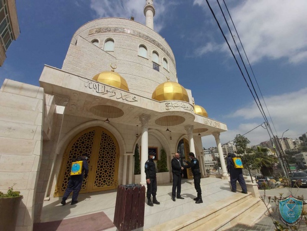 الشرطة تنظم حملة تعقيم وتطهير للمساجد والكنائس في رام الله