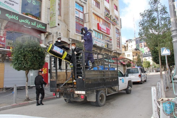 الشرطة تنظم حملة تعقيم في شوارع محافظة رام الله والبيرة  