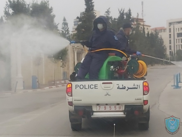الشرطة تنظم حملة تعقيم وتطهير في منطقة بيتونيا والشوراع الرئيسية في رام الله 