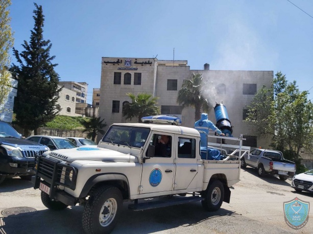 الشرطة تعقّم الشوارع وبعض المباني  في بلدات شمال غرب القدس المحتلة
