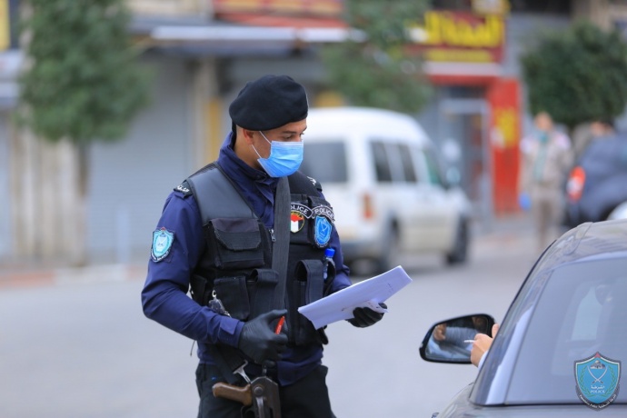 الشرطة تحرر مخالفات لعدم الإلتزام بإجراءات السلامة العامة في الخليل
