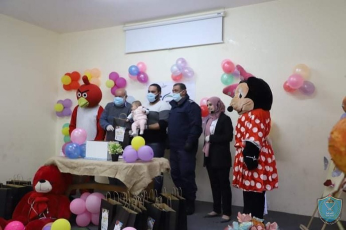 الشرطة والمنتدى الثقافي يكرمان الاطفال الفائزين بالمسابقة الرمضانية "جاوب واكسب" في ضواحي القدس .