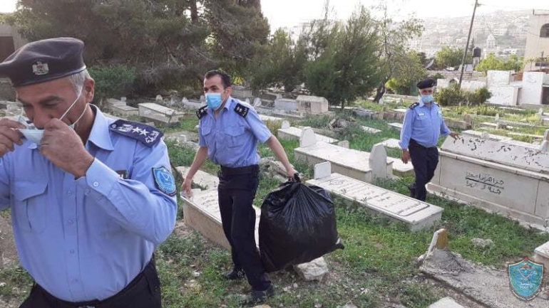 الشرطة وبلدية سلفيت يقومان بتنظيف المقابر في مدينة سلفيت