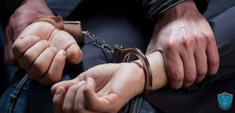 الشرطة تقبض على مطلوب صادر بحقه 9مذكرات قضائية بقيمة ربع مليون شيكل في الخليل