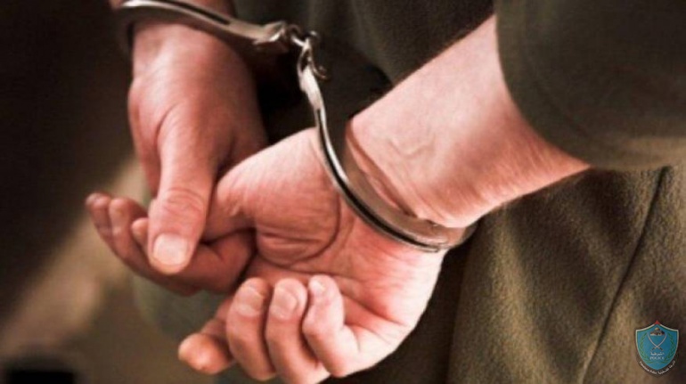 الشرطة تقبض على شخص فار من وجه العدالة صادر بحقه مذكرات قضائية بمليون شيكل في قلقيلية