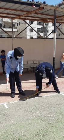 الشرطة والبلدية يخططان ساحة مدرسة الصباغ الاساسية في نابلس