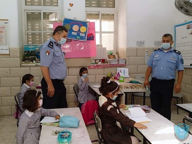 الشرطة تقدم التوعية الصحية في  مدارس ورياض الأطفال في طولكرم