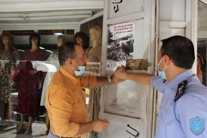 الشرطة ومؤسسة تعاون لحل الصراع توزعان بروشورات توعوية في قلقيلية