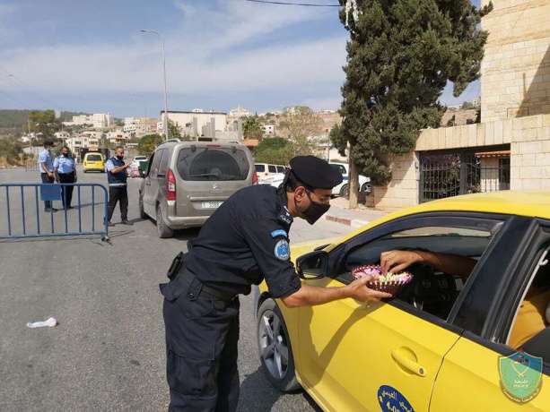 الشرطة  توزع الحلوى وتقدم التهاني للمواطنين بمناسبة ذكرى المولد النبوي الشريف 