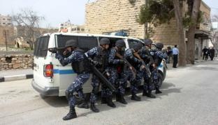 الشرطة تقبض على مشتبه به  بتجارة المخدرات  وترويع المواطنين بمخيم عسكر في نابلس