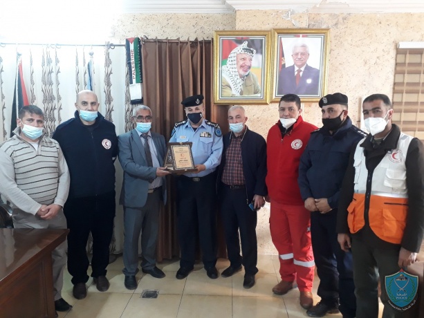 جمعية الهلال الأحمر الفلسطيني تكرم مدير شرطة محافظة طوباس 