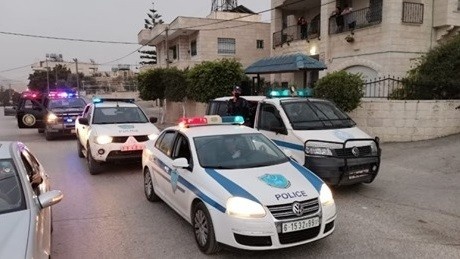الشرطة وبإسناد الأجهزة الأمنية تقبض على مطلوبين للعدالة وتضبط مركبات غير قانونية في بيت لحم 