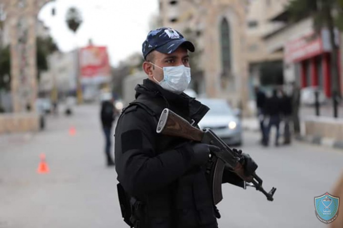 الشرطة تحرر مخالفات لعدم الالتزام باجراءات السلامة العامة في الخليل