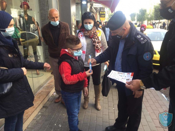 الشرطة توزع هدايا على الأطفال الملتزمين بإرتداء الكمامات في رام الله