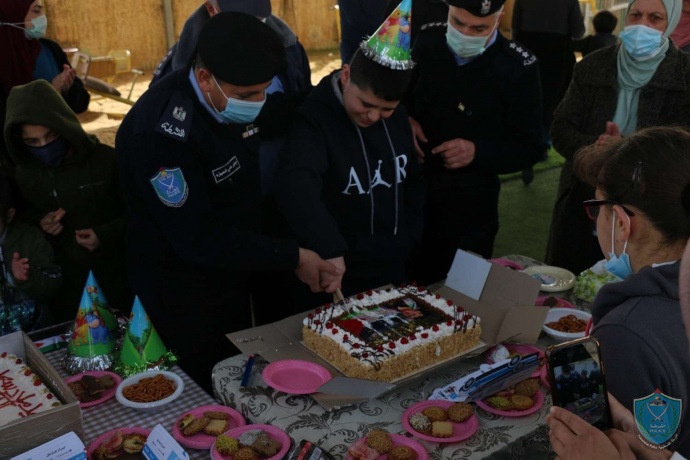 ضمن مسؤوليتها المجتمعية الشرطة تحتفل بعيد ميلاد طفل من ذوي الإحتياجات الخاصة في الخليل