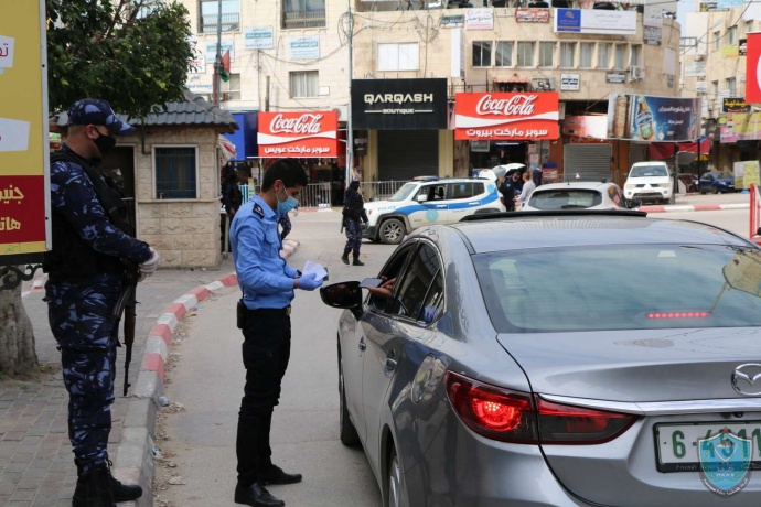 الشرطة تحرر مخالفات لعدم الإلتزام بإجراءات السلامة العامة في رام الله 