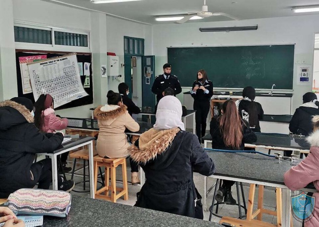 الشرطة تقدم محاضرات حول الجرائم الإلكترونية لمدرسة في بيت لحم
