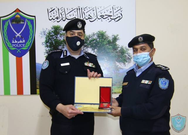 اللواء حازم عطا الله يمنح جائزة التميز لضابط شرطة حصل على المرتبه الاولى في دورة كبار الضباط 