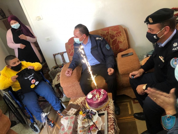 الشرطة تفاجئ طفلاً بالاحتفال بيوم ميلاده في رام الله 
