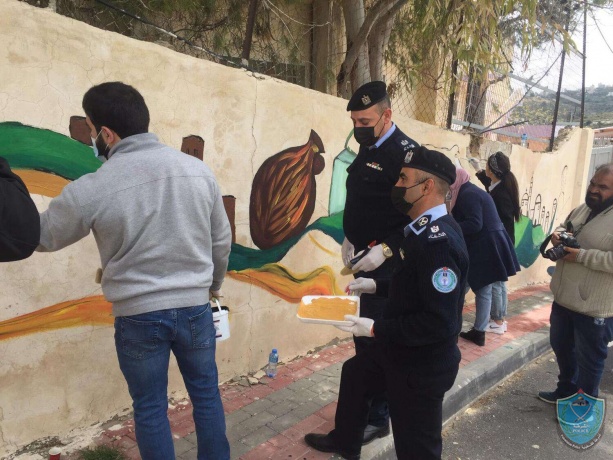 الشرطة تشارك في رسم جدارية في رام الله