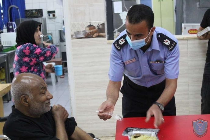 الشرطة تنظم مأدبة إفطار لبيت الأجداد في أريحا