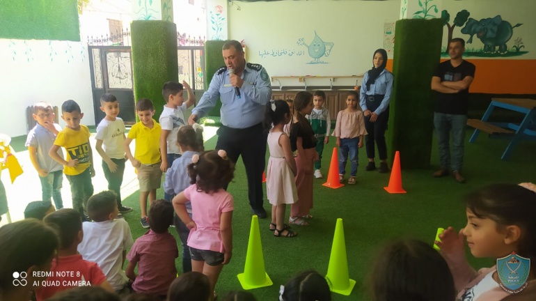 الشرطة تنظم نشاطاً ترفيهياً وتدريب حول السلامة المرورية لأطفال روضة في ضواحي القدس