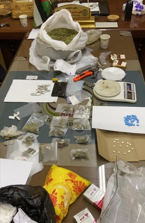 الشرطة تقبض على تاجر مخدرات وبحوزته أكثر من كيلو جرام من المواد المخدرة في الخليل.