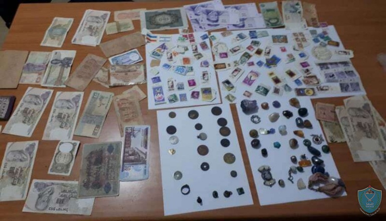 الشرطة تضبط قطع اثرية و اوراق نقدية قديمة في طوباس