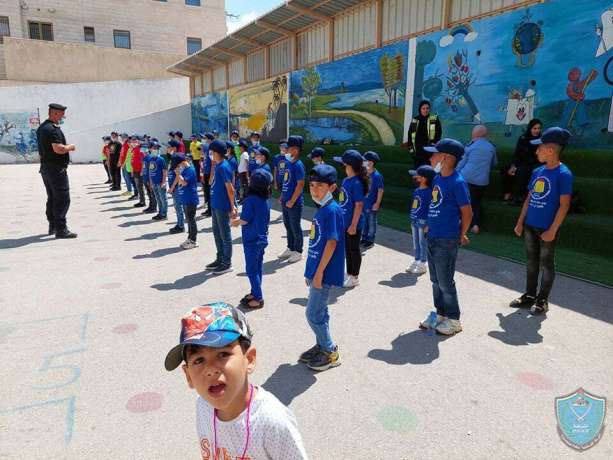 الشرطة تنظم عدد من محاضرات التوعية لمخيم الشرطي الصغير في سلفيت