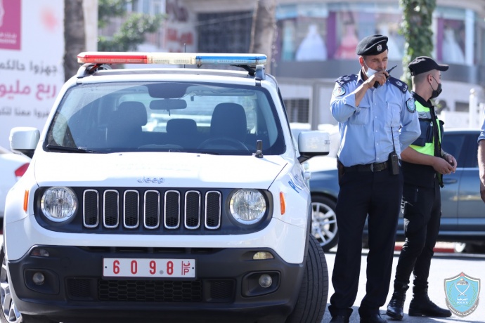 مواطن يسلم مركبته غير القانونية للشرطة في الخليل