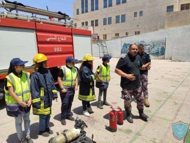 الدفاع المدني والضابطة الجمركية ينظمان محاضرات لمخيم الشرطي الصغير في سلفيت