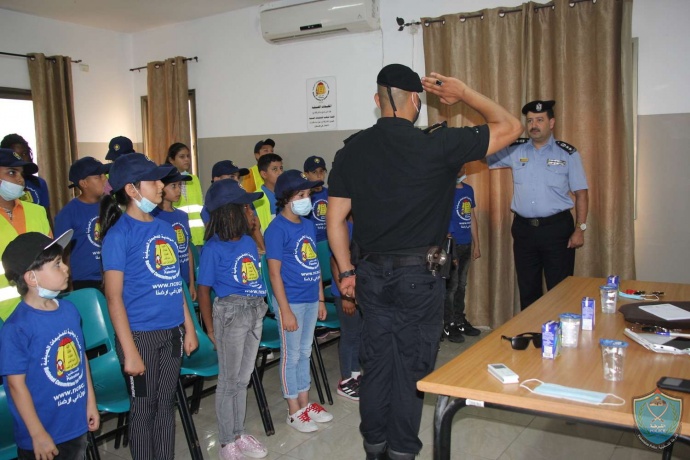 الشرطة تنظم زيارة لمخيم الشرطي الصغير لمديرية الشرطة في طولكرم  