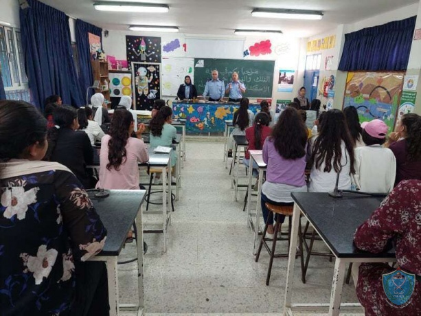 المركز المتنقل يلتقي طالبات مدرسة بنات حلحول للوكالة في الخليل