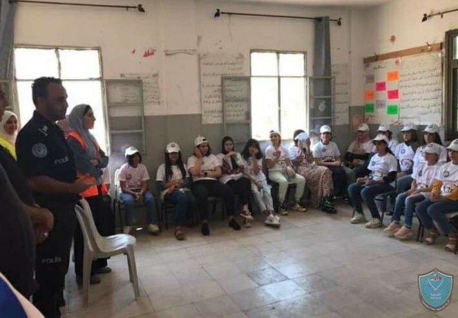 الشرطة تنظم محاضرة لمخيم أحرار القدس الصيفي في نابلس 