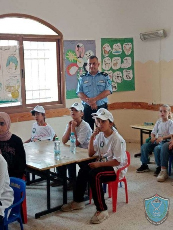 الشرطة تنظم سلسلة محاضرات وفعاليات لمخيم صيفي في قلقيلية 