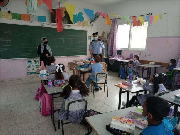 الشرطة تقدم التوعية والإرشاد لطالبات مدرسة أساسية في طولكرم