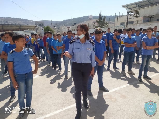 الشرطة تحاضر بطلاب مدرسة ذكور أم الشهداء الثانوية في بيت لحم
