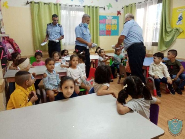 الشرطة تنظم يوماً ترفيهياً وثقافياً لأطفال روضة ومدرسة في قلقيلية