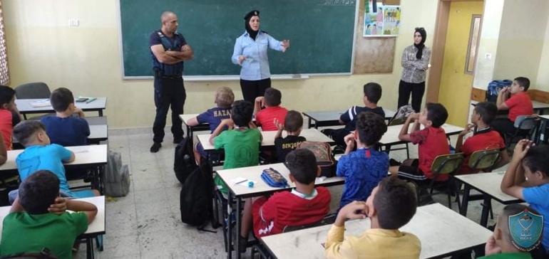 الشرطة تنظم محاضرات توعوية في مدرسة أساسية للذكور في نابلس