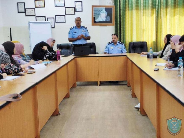 الشرطة تعقد لقاء حول  عمل إدارة حماية الأسرة و الأحداث لطلبة جامعة القدس المفتوحه في طولكرم 