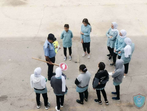 الشرطة تعقد محاضرات لطالبات مدرسة بمدينة الدوحة في محافظة بيت لحم