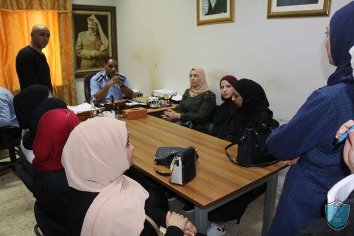 وفد طلابي من جامعة القدس المفتوحة يزور الشرطة في جنين