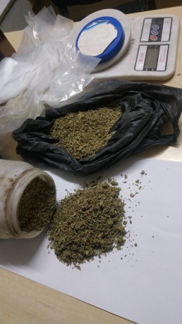 الشرطة تضبط نصف كغم  من المخدرات داخل منزل تاجر للمخدرات في الخليل 