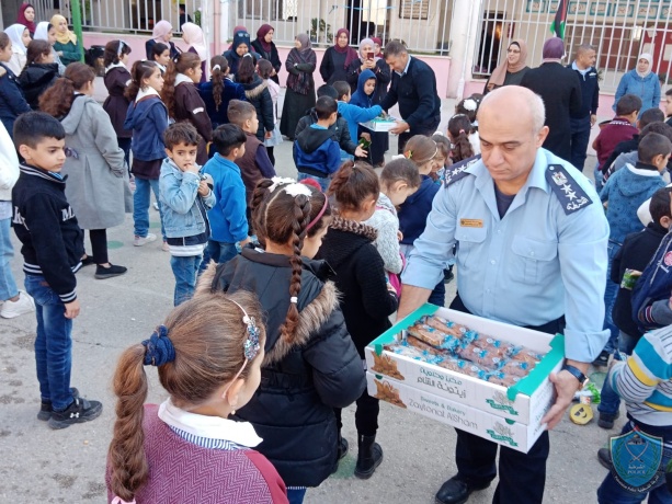الشرطة تنظم فعاليات ترفيهية وتوزع هدايا على الأطفال في قلقيلية