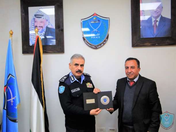اللواء يوسف الحلو يكرم اللواء متقاعد غازي عصفور بعد انتهاء خدمته بالشرطة