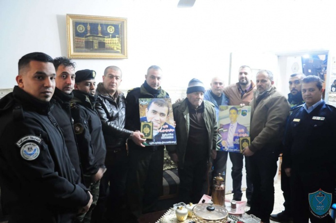الشرطة تشارك لجنة العلاقات العامة  للأجهزة  الأمنية بزيارات لعائلات الشهداء في قلقيلية 