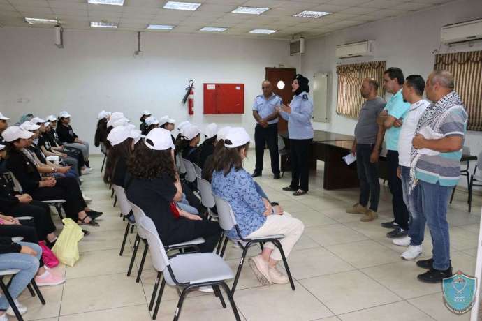 الشرطة تستضيف اطفال معسكر زهرات القدس في نابلس