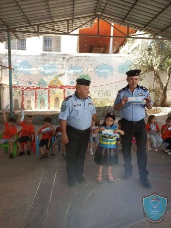 مركز الشرطة المتنقل ينظم نشاطاً توعوياً لأطفال  مخيم صيفي في طولكرم