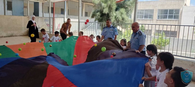 الشرطة تنظم سلسلة محاضرات وفعاليات لمخيم صيفي في قلقيلية
